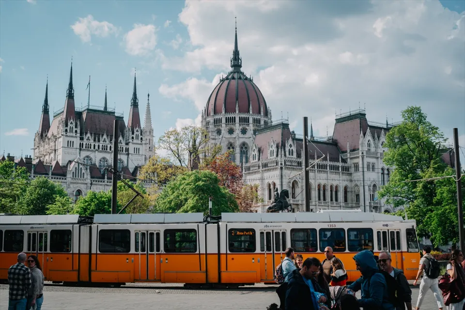 Budapest Iconic Landmarks People Anadolu
