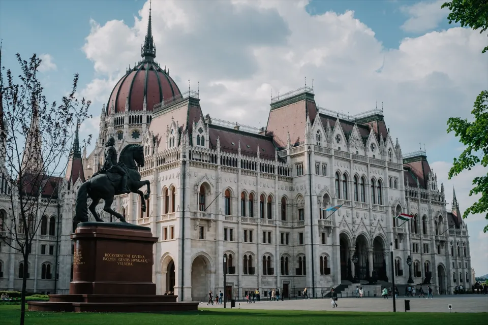 Budapest Iconic Landmarks People Anadolu