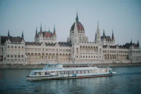 Budapest Iconic Landmarks People Anadolu X