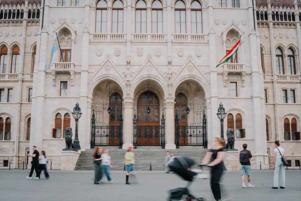 Budapest Iconic Landmarks People Anadolu
