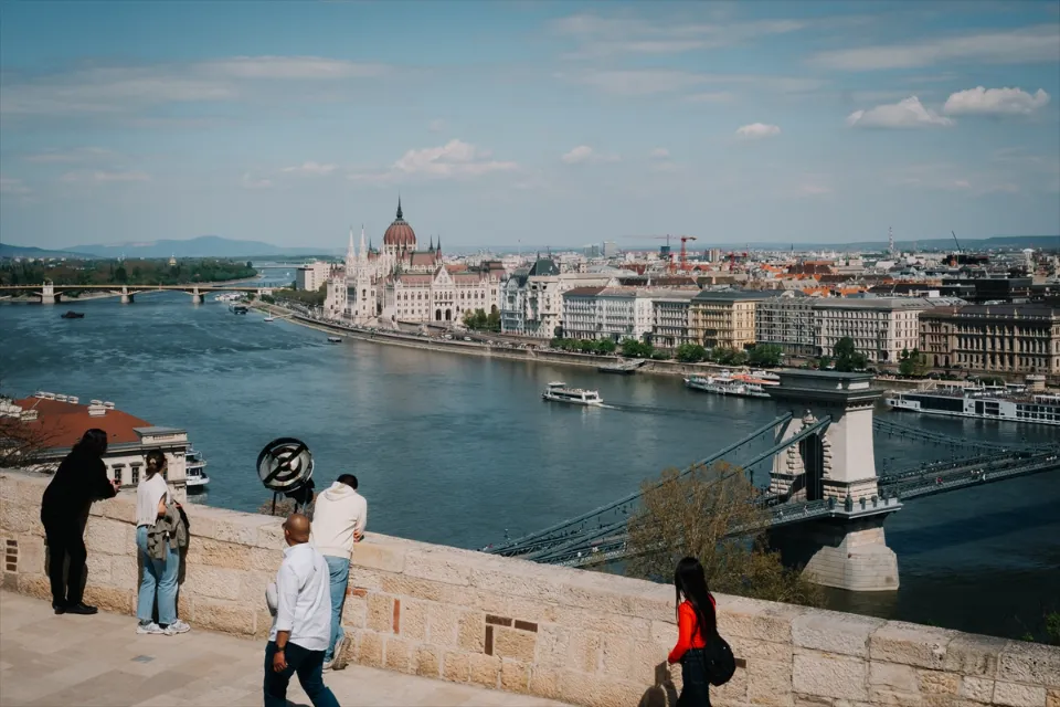 Budapest Iconic Landmarks People Anadolu