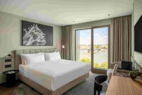 Leon Hotel Lounge Room X