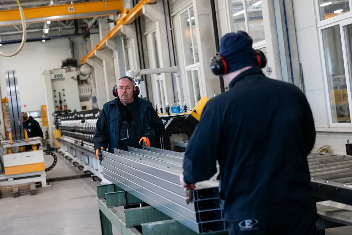 Hungarian Workers Employees Industry Economy