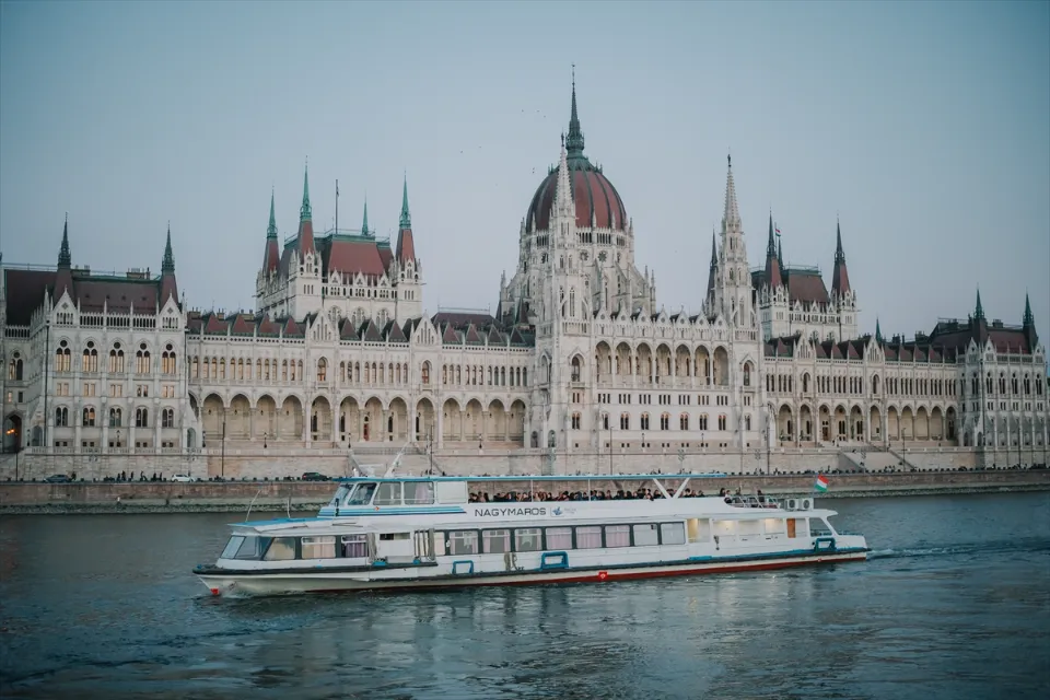 Budapest Iconic Landmarks People Anadolu