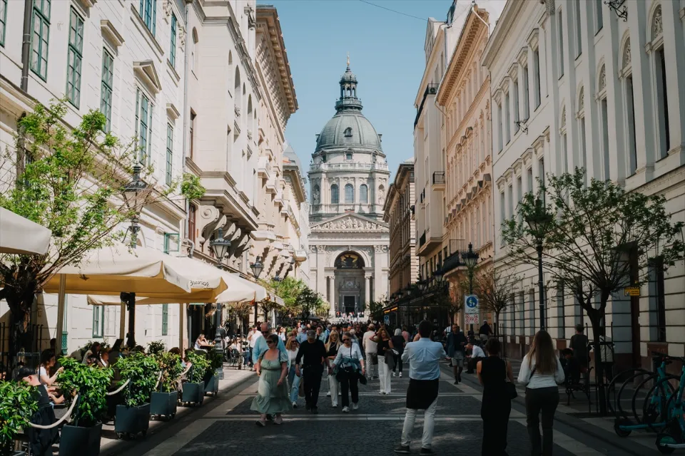 Budapest Iconic Landmarks People Anadolu