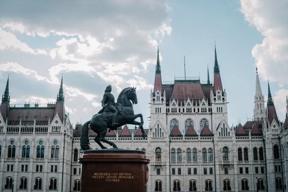 Budapest Iconic Landmarks People Anadolu
