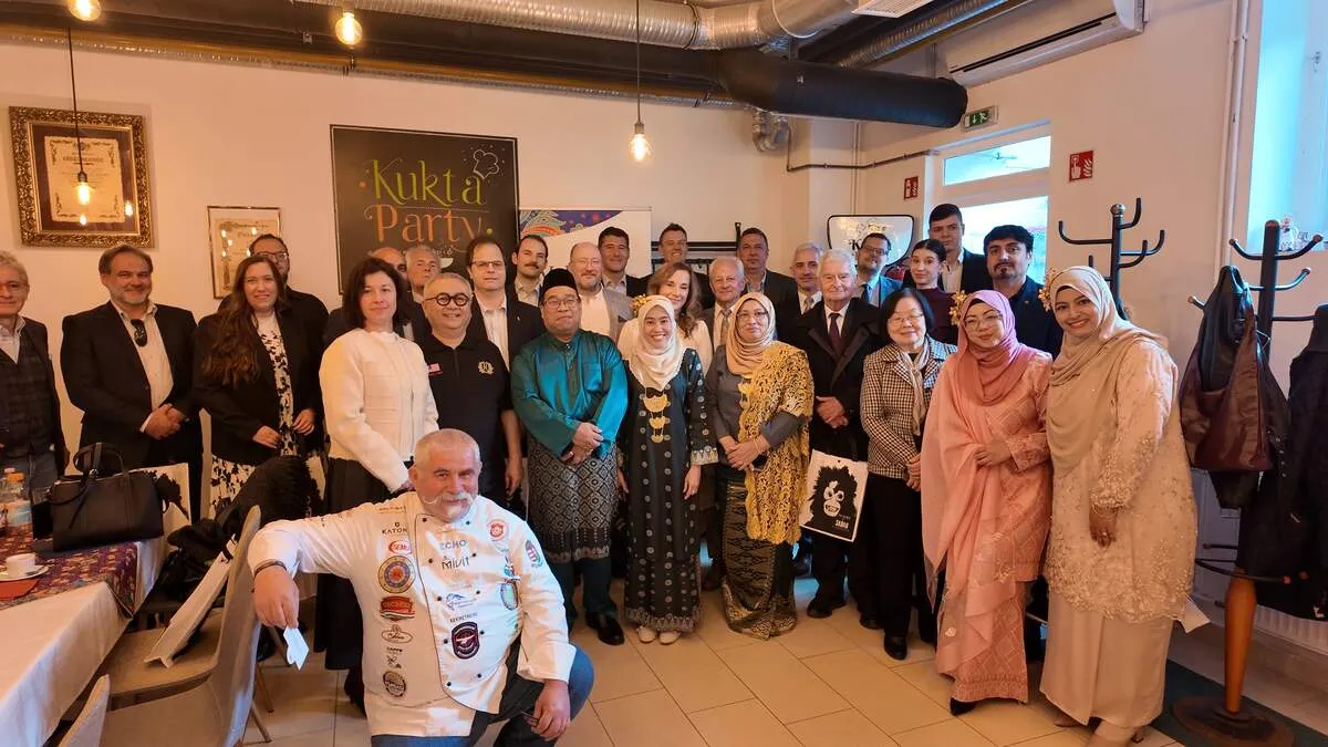 CDA A.i. Chef Ismail And Participants Of A Taste Of Malaysia
