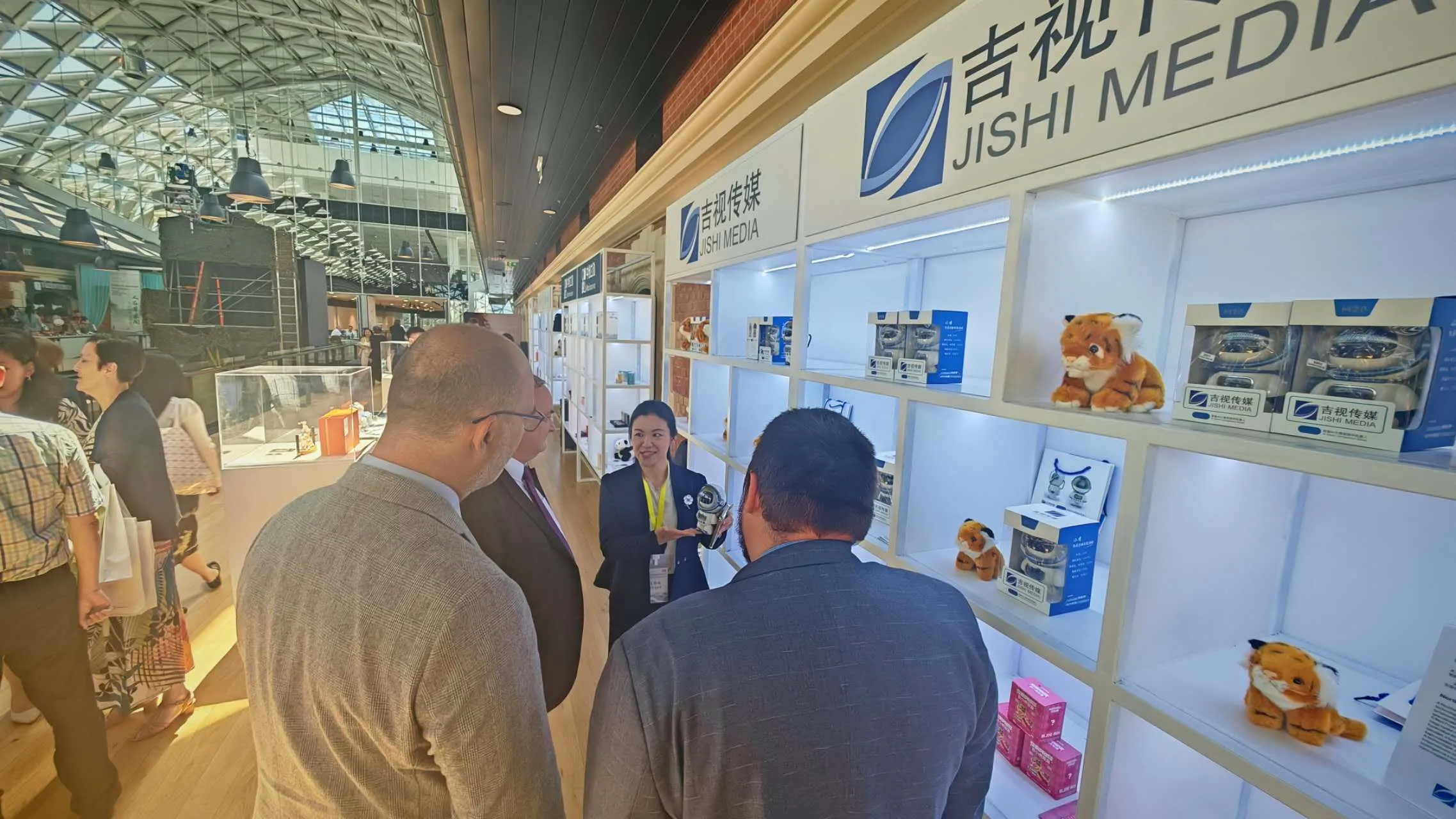 Jishi Media Presents AI Intelligent Agents And Northeast Tiger Leopard Cultural Products At Budapest Silk Road Dialogue To Promote China–Hungary Cultural Exchange