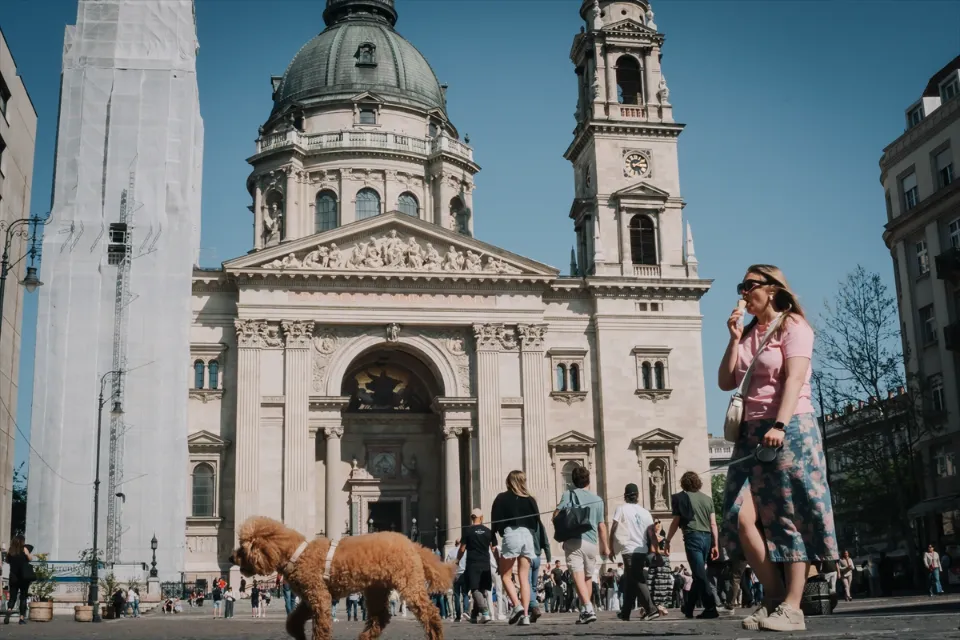 Budapest Iconic Landmarks People Anadolu