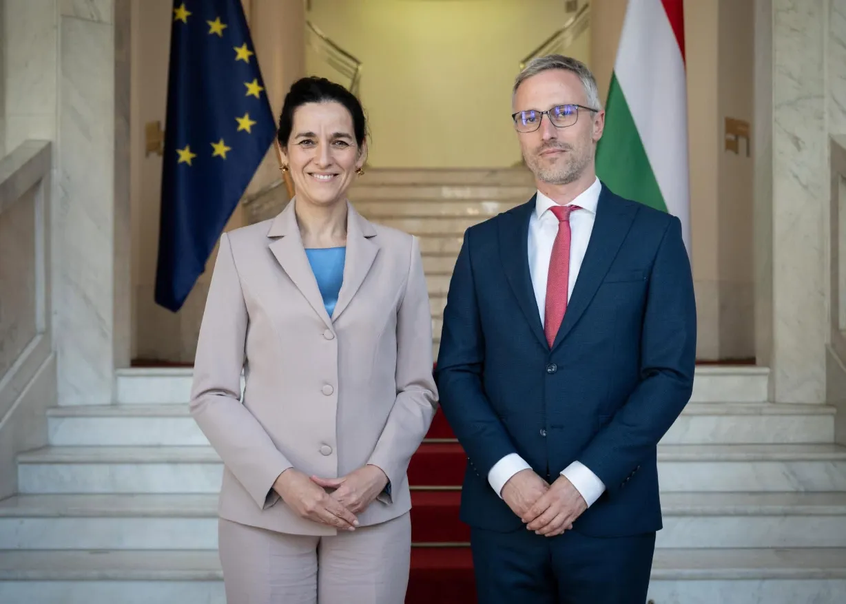 Il direttore dell’Istituto ungherese per gli affari esteri, Botond Feledy, e la ministra degli Esteri ungherese Anita Orbán alla prima conferenza stampa.