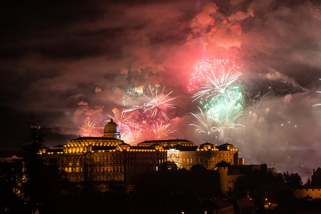 Fireworks Buda Castle August Sunny Weather Cold Front