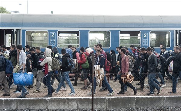Migrants arrive at Austrian border by train - Daily News Hungary