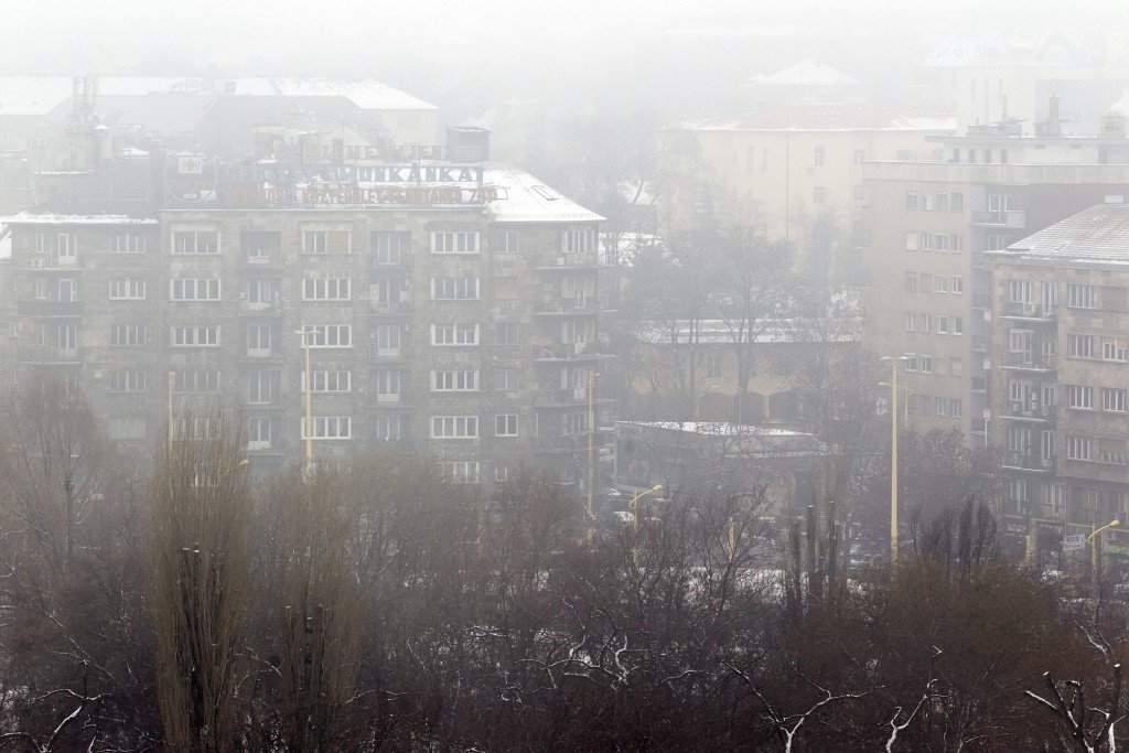 Budapest, 2016. január 25. Sûrû szmog Budapest felett, elõtérben Vérmezõ fái, mögötte az Alkotás út 2016. január 25-én. A levegõ magas szállópor-tartalma miatt Tarlós István fõpolgármester Budapesten elrendelte a szmogriadó tájékoztatási fokozatát. MTI Fotó: Szigetváry Zsolt