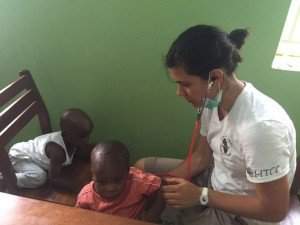 アフリカの孤児院を訪問するハンガリーの医師