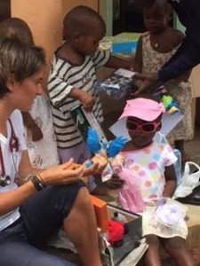 Maďarskí lékaři na návštěvě v africkém sirotčinci