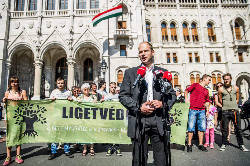 Budapest, 2016. július 20. Csák Gergely, a Ligetvédõk nevû civil mozgalom aktivistája sajtótájékoztatót tart Üzenjünk a Fidesznek: hallgassák meg a magyar emberek hangját! címmel az Országház elõtt 2016. július 20-án. MTI Fotó: Balogh Zoltán