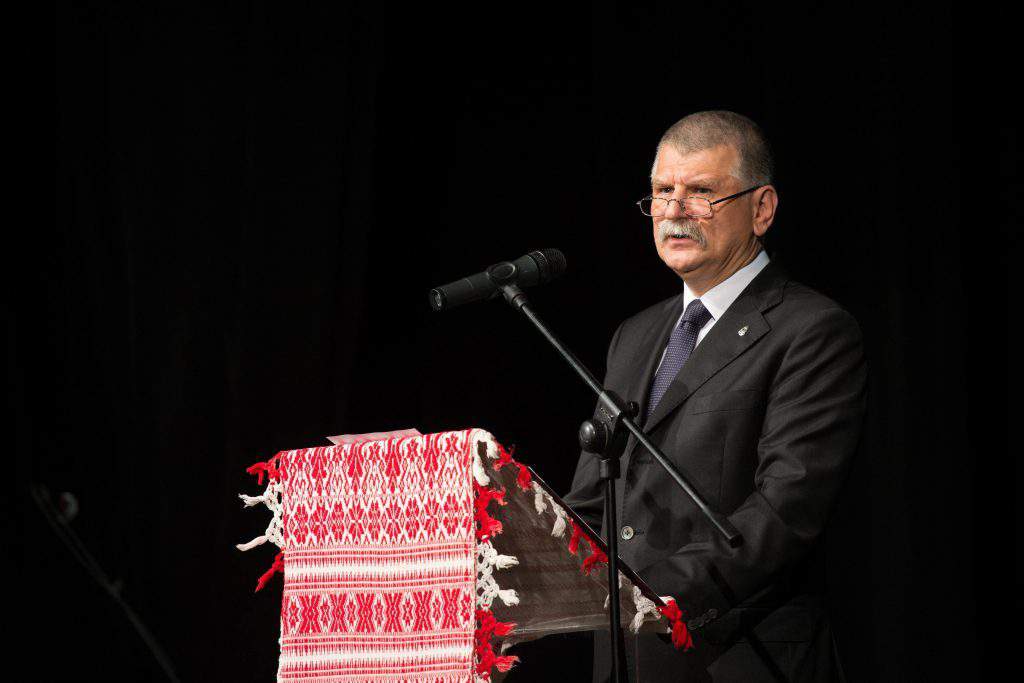El presidente de la Cámara asiste a la reunión mundial de húngaros de Csango en Rumania, foto: MTI