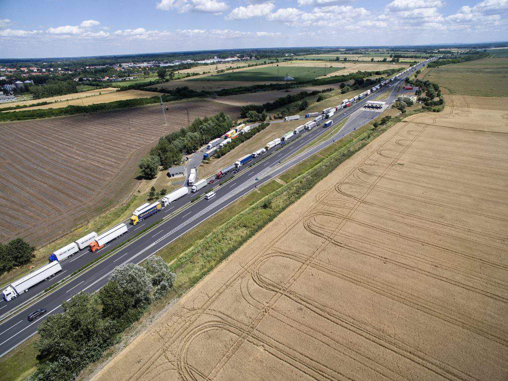 Trucks waiting up to 6 hours for crossing into Austria