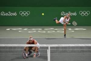 Rio de Janeiro, 2016. augusztus 8. Jani Réka-Luca (j) és Babos Tímea a román Andreea Mitu és Raluca Olaru ellen játszott mérkõzésen a 2016-os riói nyári olimpia nõi tenisztornájának elsõ fordulójában a Rio de Janeiró-i Olimpiai Teniszközpontban 2016. augusztus 7-én. A magyar nõi teniszpáros két játszmában kikapott és kiesett. MTI Fotó: Czeglédi Zsolt