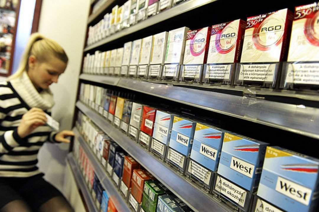 Выделенный табачный отдел в супермаркете. Супермаркет Венгрии. Продажа табачных изделий в 2012.