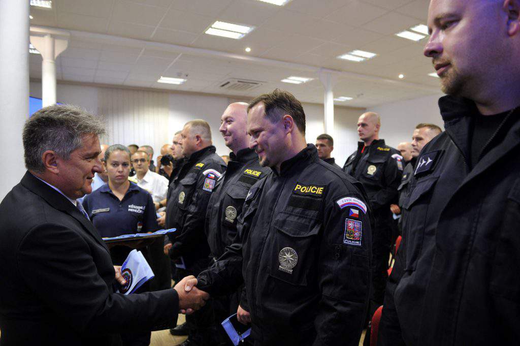 Czech police arrive to help patrol Hungary-Serbia border