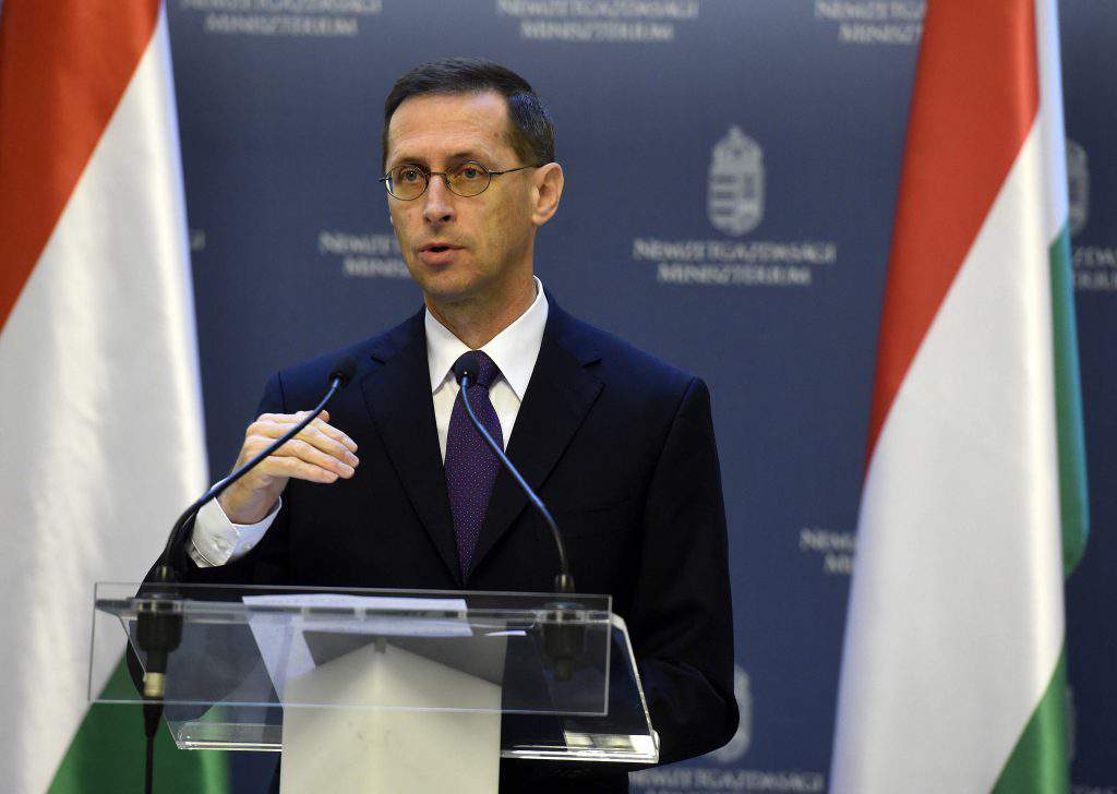 Budapest, 2016. szeptember 27. Varga Mihály nemzetgazdasági miniszter sajtótájékoztatót tart a legfrissebb foglalkoztatottsági adatokról a Nemzetgazdasági Minisztériumban 2016. szeptember 27-én. MTI Fotó: Bruzák Noémi