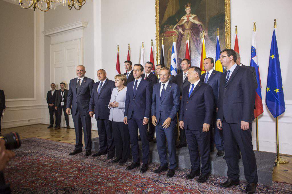 Bécs, 2016. szeptember 24. A Miniszterelnöki Sajtóiroda által közreadott csoportképen elöl Edi Rama albán kormányfõ, Bojko Boriszov bolgár kormányfõ, Angela Merkel német kancellár, Christian Kern osztrák kancellár, Donald Tuskot, az Európai Tanács elnöke, Orbán Viktor miniszterelnök és Aleksandar Vucic szerb miniszterelnök (b-j), hátul Dragos Tudorache román belügyminiszter, Tihomir Oreskovic horvát miniszterelnök, Alekszisz Ciprasz görög miniszterelnök, Miro Cerar szlovén kormányfõ, Emil Dimitrijev macedón miniszterelnök és Dimitrisz Avramopulosz (takarásban) migrációügyi uniós biztos (b-j). MTI Fotó: Miniszterelnöki Sajtóiroda / Szecsõdi Balázs