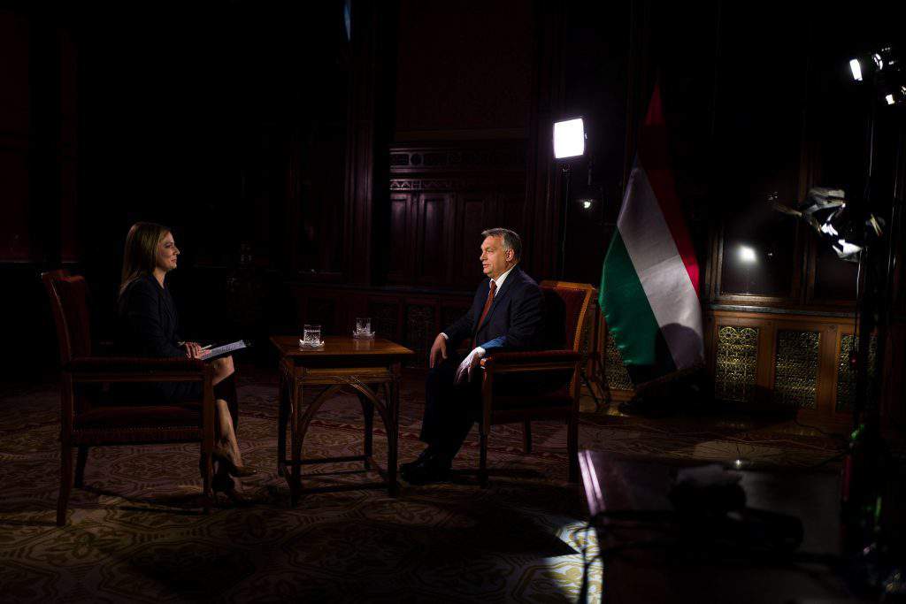 Budapest, 2016. szeptember 27. A Miniszterelnöki Sajtóiroda által közreadott képen Orbán Viktor miniszterelnök sajtótájékoztatót ad az M1 aktuális csatornának 2016. szeptember 27-én. MTI Fotó: Miniszterelnöki Sajtóiroda/MTVA