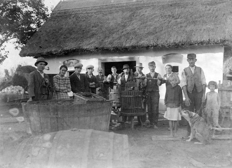 Group picture (1930), source: Fortepan.hu
