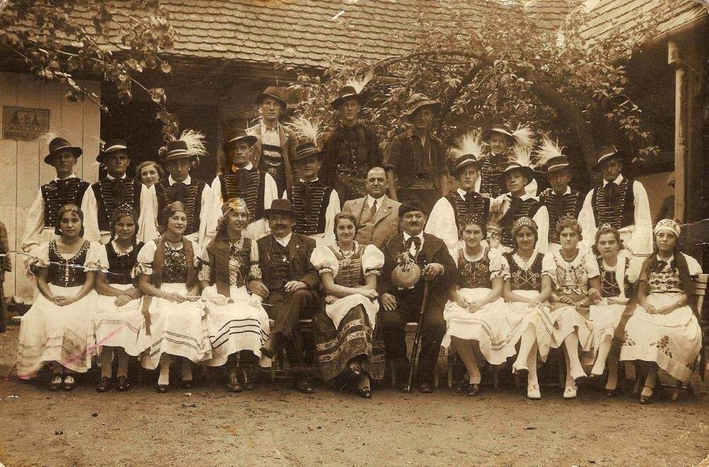Group picture from 1935: The participants of the Nógrádverőce’ Harvest Fest. Both woman and man wear the local folklor costume. Source: fortepan.hu (74325, Gyurcsok Gabriella)