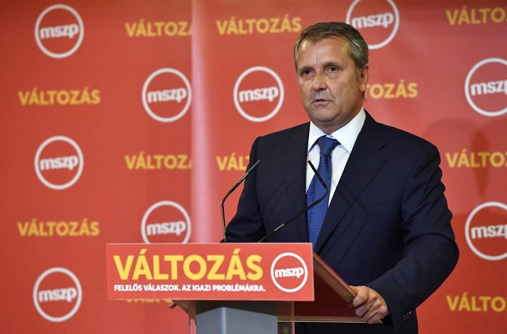 Budapest, 2016. október 2. Molnár Gyula, az MSZP elnöke sajtótájékoztatón értékeli a kvótareferendumot az urnazárás után a fõvárosi La Vida Rendezvényházban 2016. október 2-án. A népszavazást a nem magyar állampolgárok Magyarországra történõ kötelezõ betelepítésével kapcsolatban írták ki. MTI Fotó: Illyés Tibor