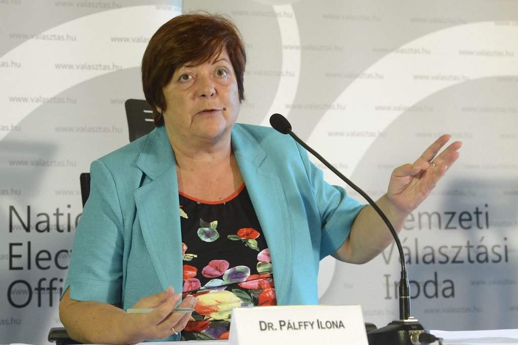 Budapest, 2016. október 2. Pálffy Ilona, a Nemzeti Választási Iroda elnöke a kvótareferendumról tartott nemzetközi sajtótájékoztatón a Nemzeti Választási Központban 2016. október 2-án. Érvénytelen lett az országos népszavazás, amelyet a nem magyar állampolgárok Magyarországra történõ kötelezõ betelepítésével kapcsolatban írtak ki, mivel az érvényes szavazatok száma nem érte el az alaptörvény szerint szükséges 50 százalékot. MTI Fotó: Soós Lajos