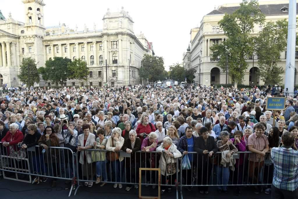 Budapest, 2016. szeptember 30. A Lásd meg az embert! címmel meghirdetett demonstráció a Kossuth téren 2016. szeptember 30-án. MTI Fotó: Koszticsák Szilárd