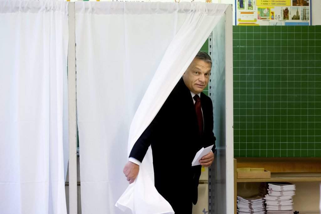 布达佩斯，2016 年 2 月 53 日。Orbán Viktor miniszterelnök a XII。 kerületi Zugligeti Általános Iskolában kialakított 2016. számú szavazókörben a kvótareferendum napján, 2. 十月 XNUMX-án. 一个 népszavazást nem magyar állampolgárok Magyarországra történõ kötelezõ betelepítésével kapcsolatban írták ki。 MTI 照片：Koszticsák Szilárd