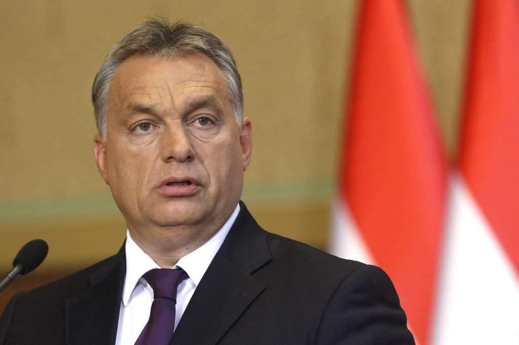 Budapest, 2016. október 4. Orbán Viktor miniszterelnök beszél a Kósa Lajossal, a Fidesz frakcióvezetõjével az október 2-ai kvótareferendummal kapcsolatban közösen tartott sajtótájékoztatón az Országházban 2016. október 4-én. MTI Fotó: Szigetváry Zsolt