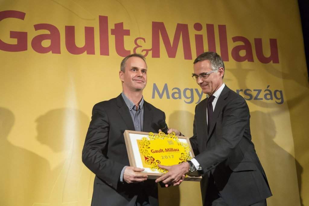 Budapest, 2016. november 15. Come de Chérisey, a GaultMillau francia elnöke (j) átadja az év konyhafõnöke díjat Pesti Istvánnak (Platán étterem, Tata) a GaultMillau Magyarország étterem- és borkalauz 2017-es kiadványának bemutatóján és a GaultMillau idei díjátadóján Budapesten, a Laurus Rendezvényközpontban 2016. november 15-én. A kiadvány 231 magyar étterem és 569 bor tesztjét tartalmazza, bemutat továbbá 163 borászatot és 244 felsõkategóriás szállodát. MTI Fotó: Mohai Balázs