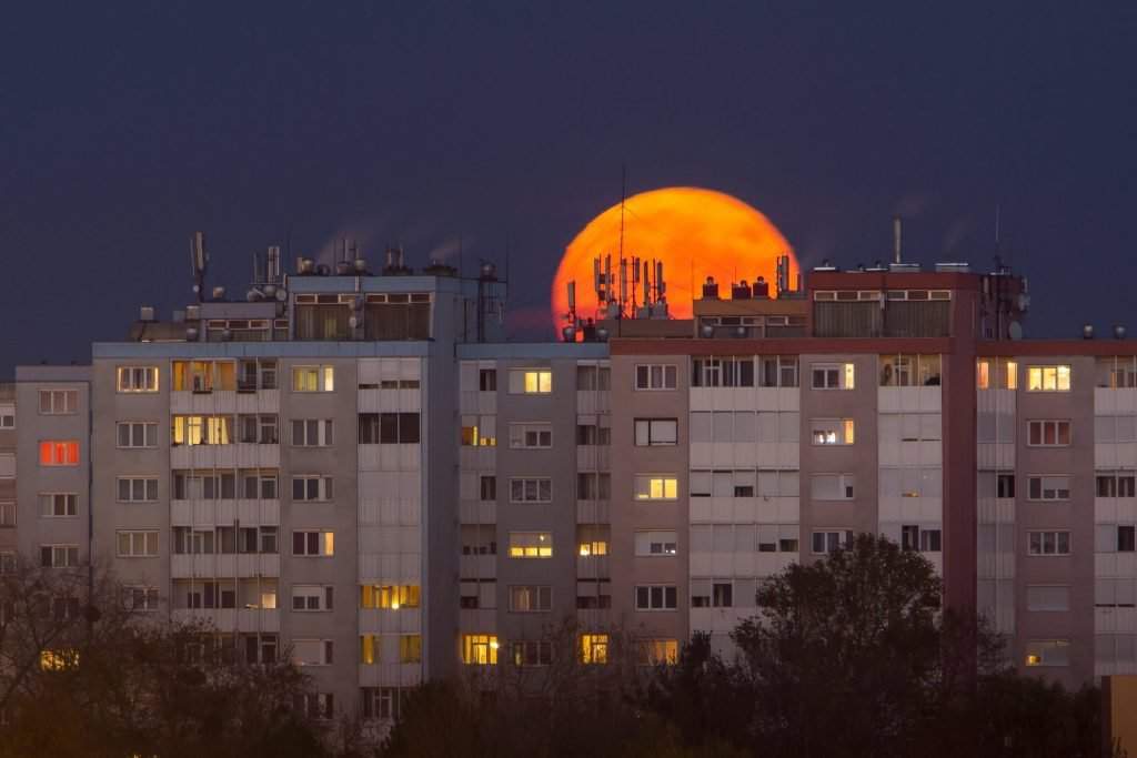 Nagykanizsa 上方的超级月亮。 14 年 2016 月 XNUMX 日。照片:: Varga György / MTI