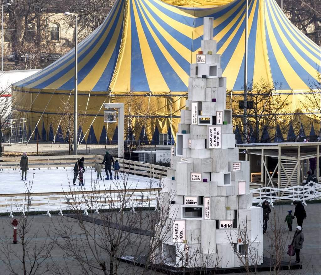 Budapest, 2016. december 4. Cirkuszi sátor és a Hello Wood építészeti és design alkotócsoport karácsonyfa-installációja a Mûvészetek Palotája mellett 2016. december 4-én. Az intézmény Müpa Kultúr Kültér címmel rendez programokat az épület mellett létesített jégpályán, cirkuszban és az elõtérben felállított harangjátéknál 2017. január 6-ig. MTI Fotó: Szigetváry Zsolt