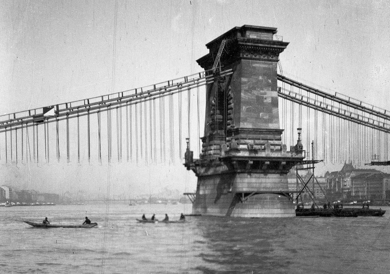 10 Interesting Moments In The History Of The Chain Bridge PHOTOS 