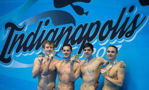 junior úszó váltó