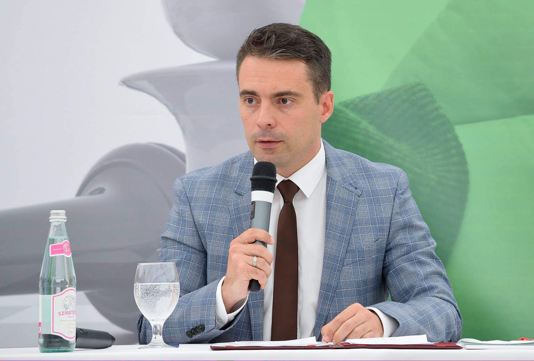 Autonomy for ethnic Hungarian communities is common regional interest, says Jobbik leader Vona - Daily News