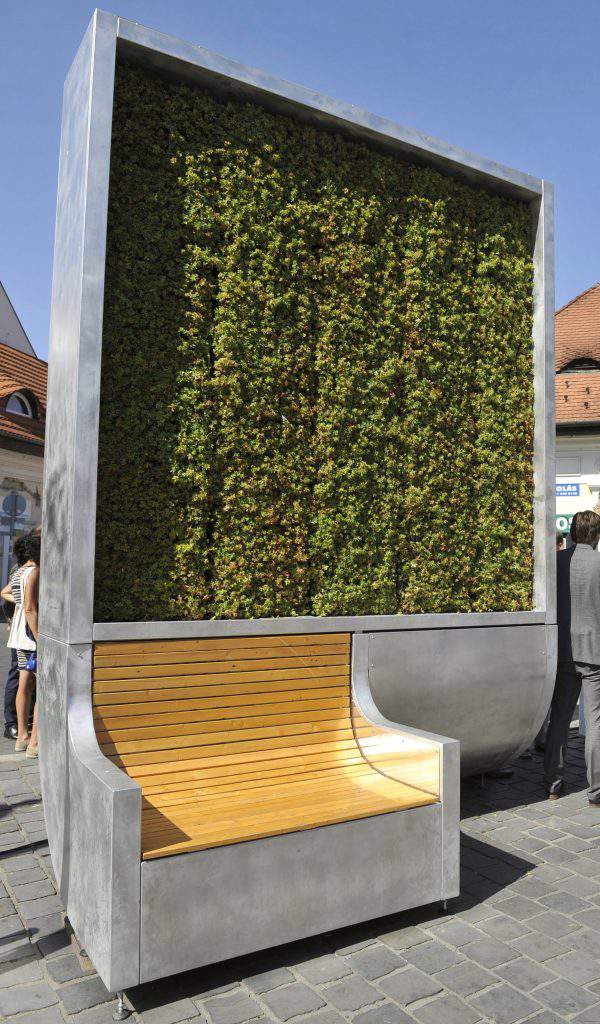 Mechová stěna s filtrací vzduchu instalovaná na náměstí Kolosy v Budapešti