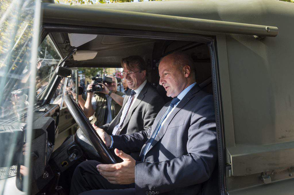 simicskó iain lindsay