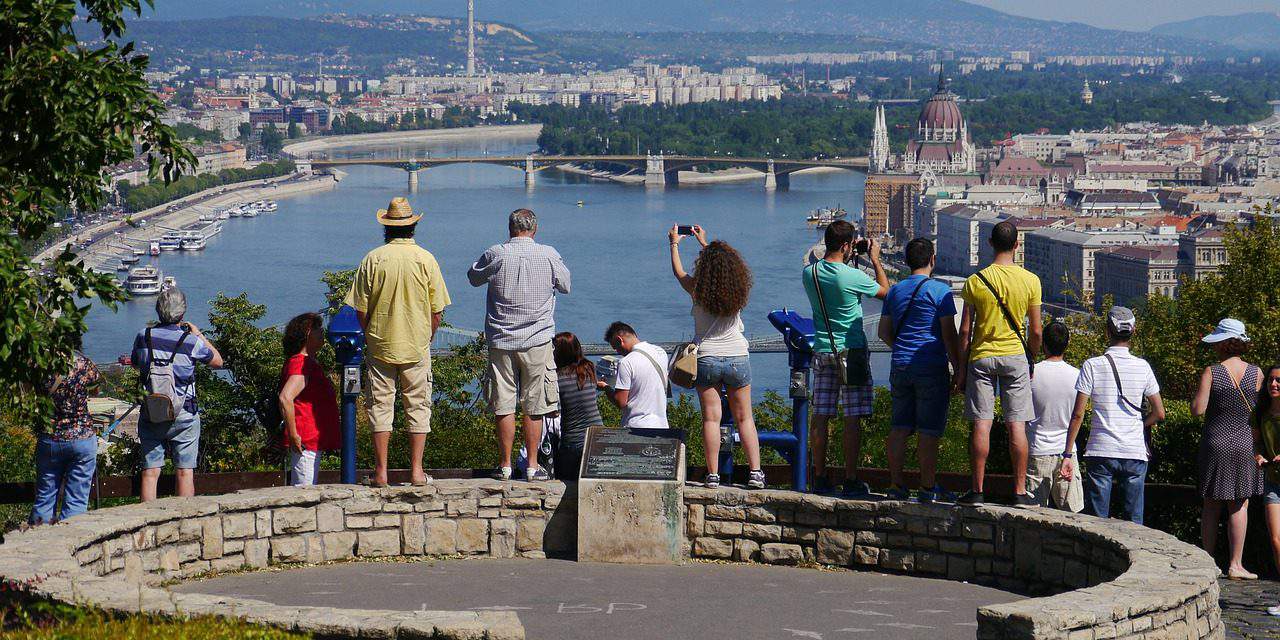Képtalálat a következőre: „budapest and tourists”