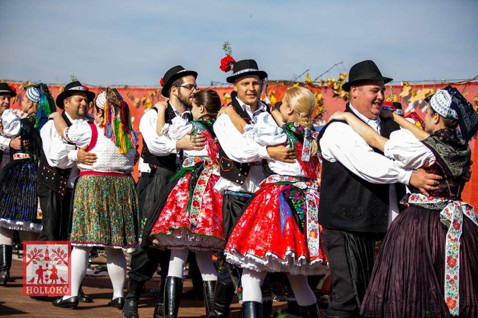 Hollókő népviselet rochie tradițională personalizată dans popular néptánc