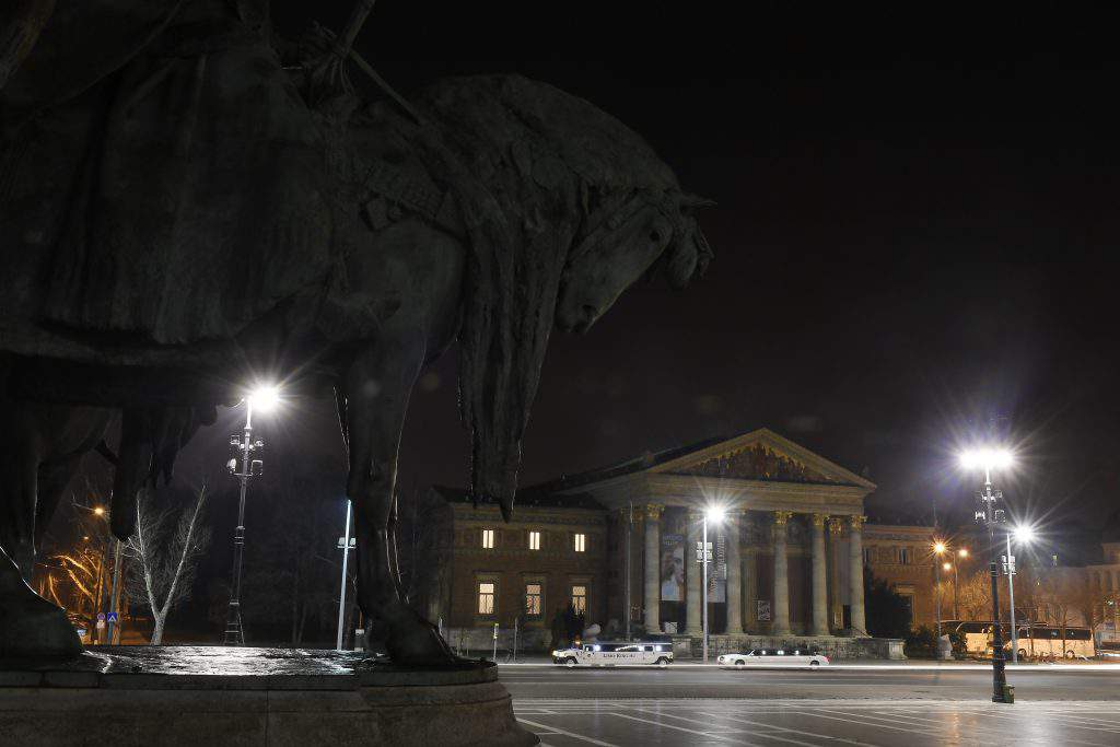 布達佩斯英雄廣場“地球一小時”，照片：MTI
