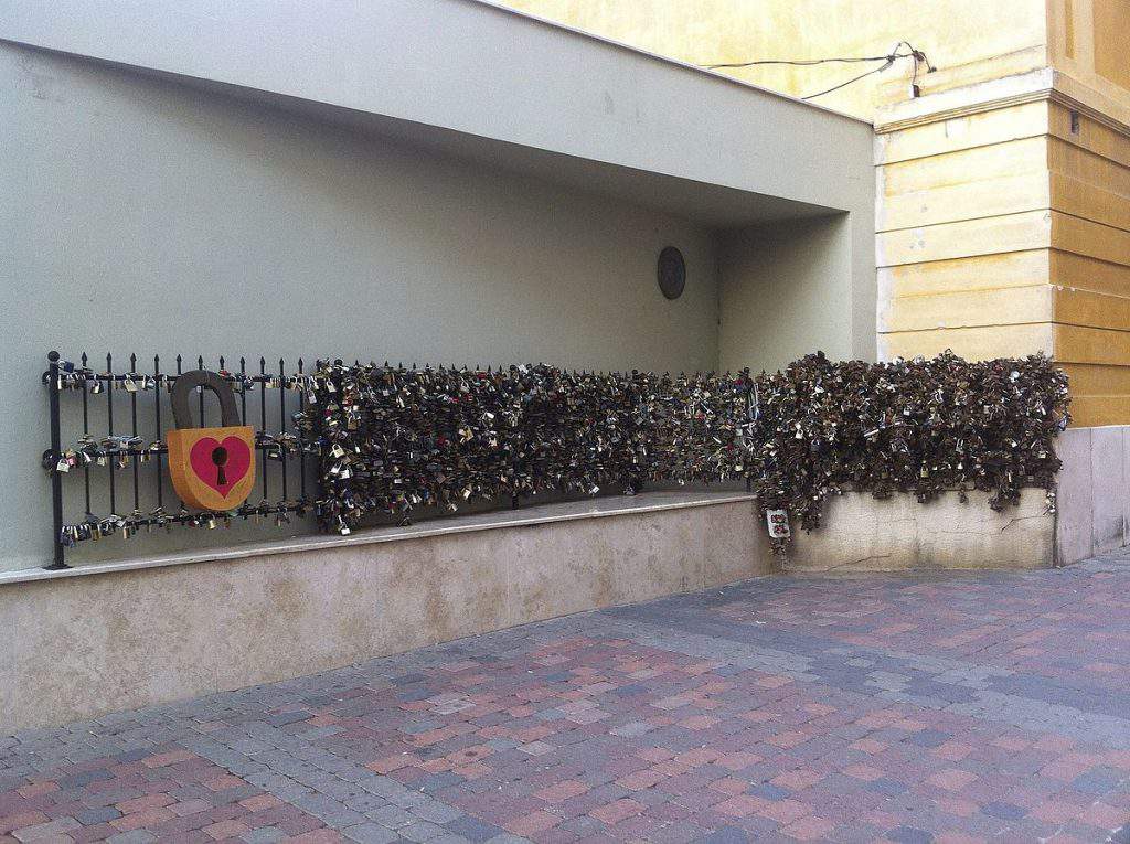 pécs wall lock love