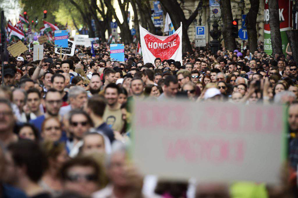 選挙結果に失望、デモ参加者がブダペストで抗議