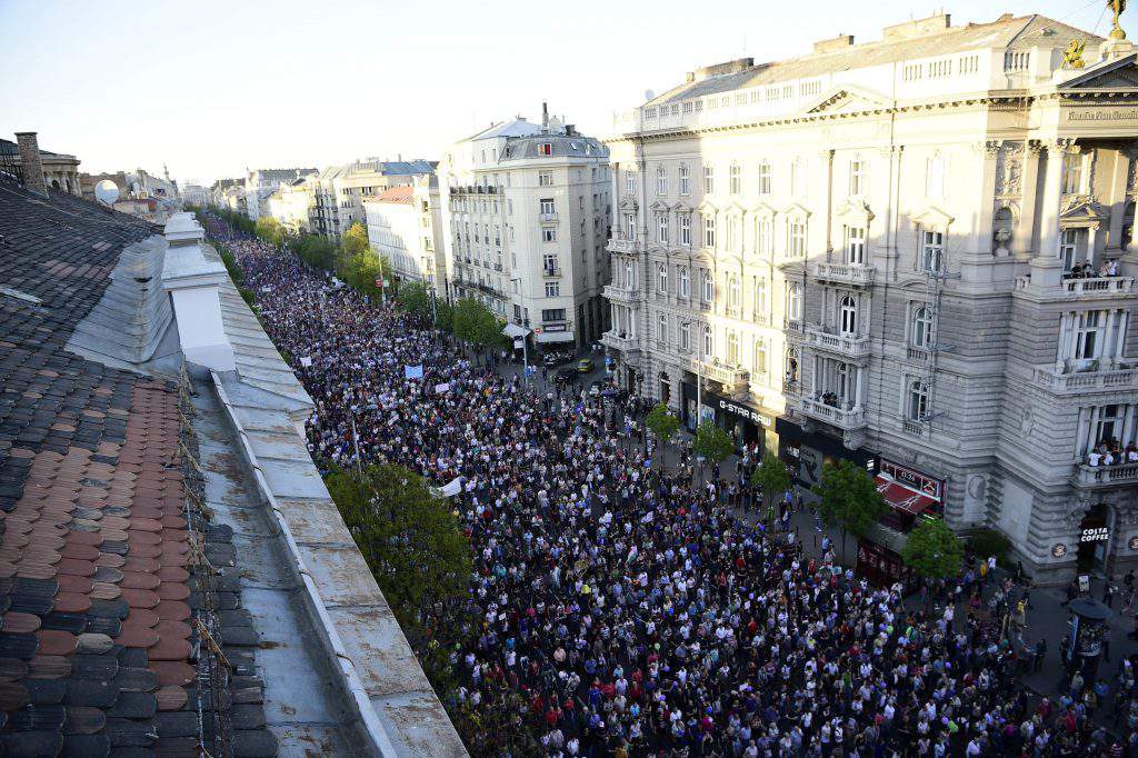 ブダペストでデモクラシーに抗議するデモ隊