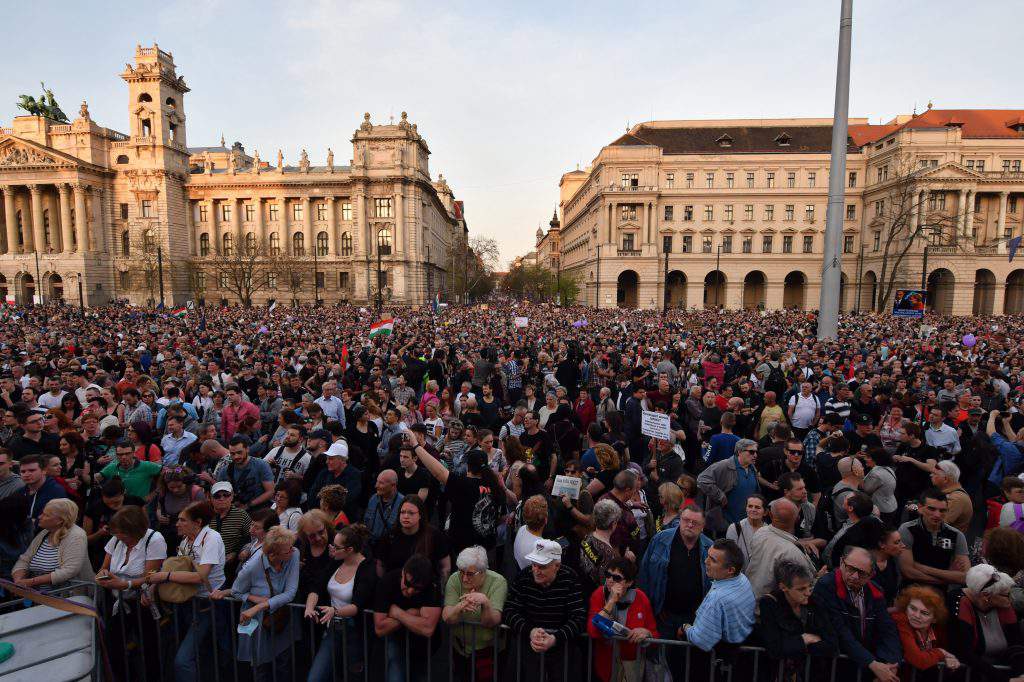 Demonstranti zklamaní výsledky voleb protestují v Budapešti, foto: MTI